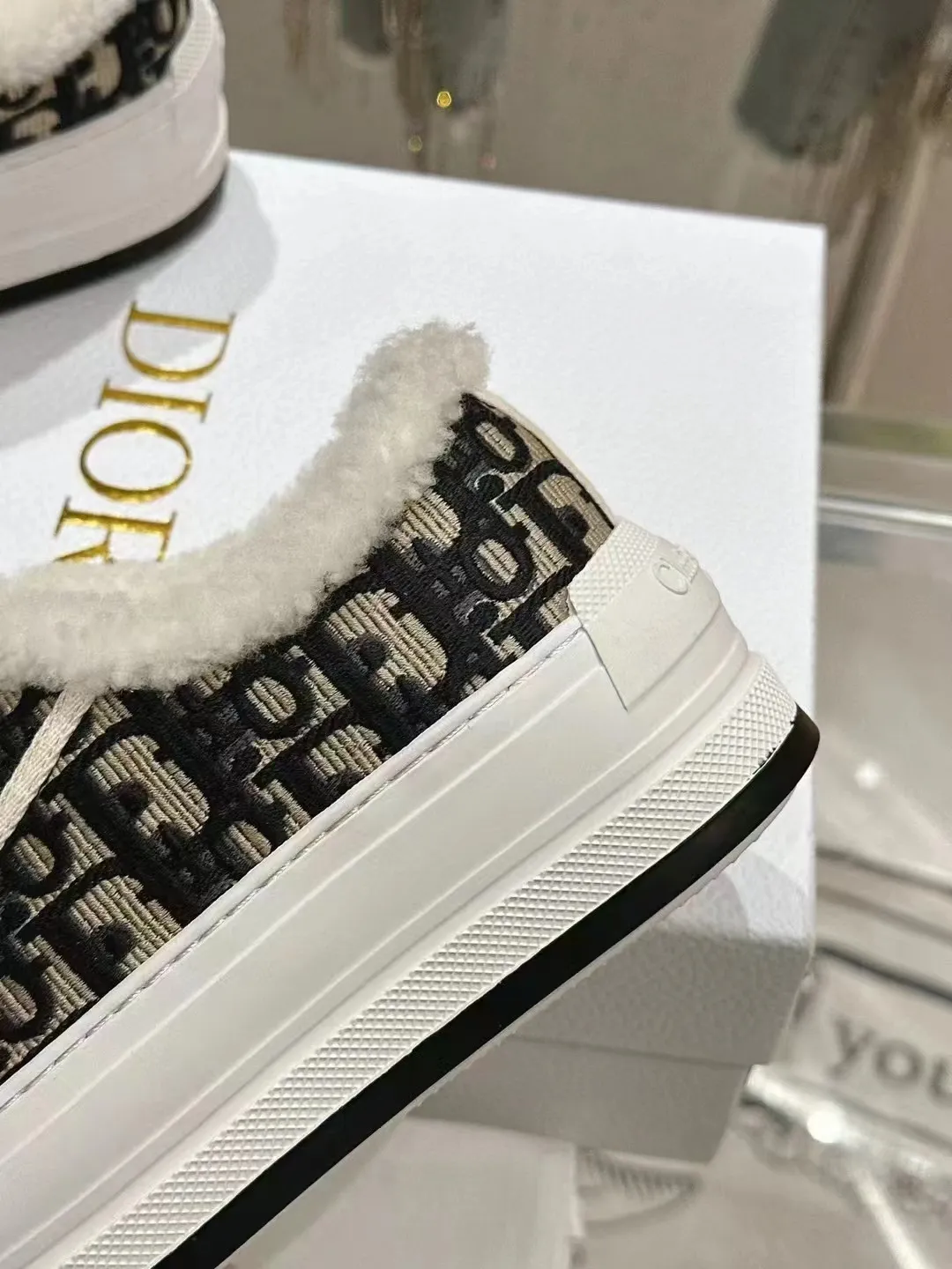 👟👟Ex-factory price 640👟👟——Dior Dior embroidered thick-soled wool casual shoes, fur shoes 𝐃𝐈𝐎𝐑 𝐖𝐚𝐥𝐤'𝐧 Dior presbyopic embroidered wool thick-soled canvas shoes, casual sports shoes, this Walk'n'Dior Thick-soled sneakers are a stylish piece that elevate the collection. Oblique printed cotton embroidered upper with comfortable platform sole, tongue and Christian Dior Paris signature laces. Can add fashionable temperament to all kinds of casual looks. Original custom-made imported Oblique printed embroidery fabric. Imported soft sheepskin lining. Original exclusive open-molded TPU material outsole. Bottom thickness 4.5CM. Size: Women's 35-41 (custom-made 41 is non-refundable)